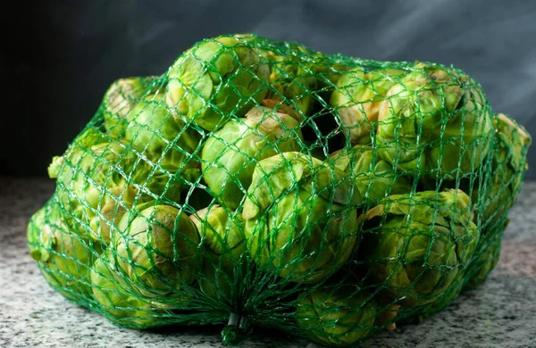Närbild Färska Knoppar Brysselkål Med Förpackning Med Grönt Plastnät — Stockfoto