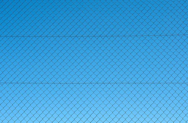 Kilátás Tiszta Kék Háló Egy Fém Láncszem Kerítés — Stock Fotó
