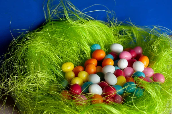 Φωλιά Του Πάσχα Από Ανοιχτό Πράσινο Άχυρο Πολλά Πολύχρωμα Αυγά — Φωτογραφία Αρχείου