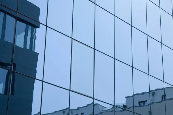 Glasfasad Byggnad Affärsdistrikt Som Reflekterar Omgivande Byggnader Och Blå Himmel — Stockfoto
