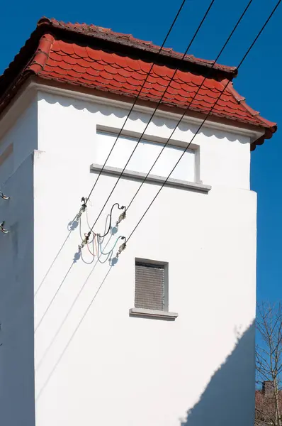 Voltaj Iletimi Dağıtımı Için Bir Alman Köyündeki Elektrik Santrali — Stok fotoğraf