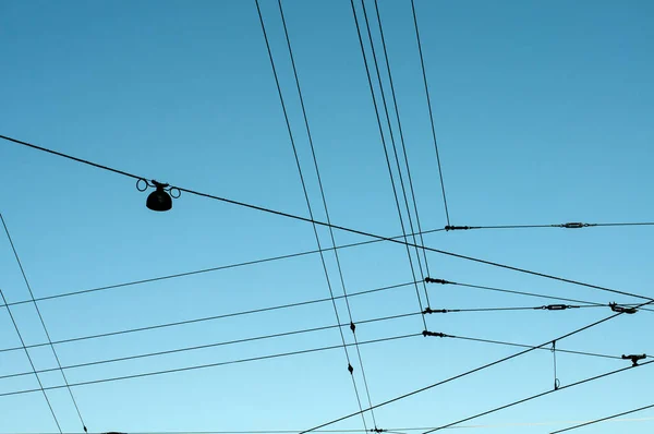 公共交通供电城市中的钢丝绳和路灯 — 图库照片