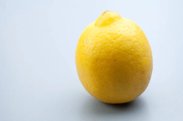 Крупним Планом Органічні Одиночні Лимонні Фрукти Ізольовані Білому Тлі — стокове фото