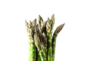 Yeşil kuşkonmaz demetinin yakın plan görüntüsü beyaz arka planda dik duruyor.