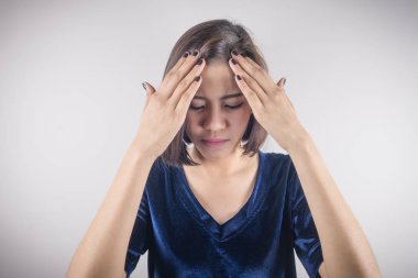 Genç Asyalı kadın baş ağrısı, Migren, ağrı, stres, uykusuzluk.