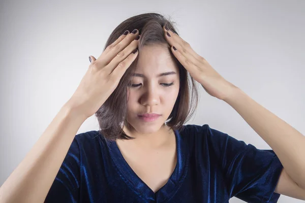 Mladá asijská žena bolesti hlavy, migréna, bolest, stres, nespavost. — Stock fotografie
