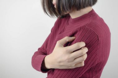 Kadınlar kaşıntı çizik el ile kol