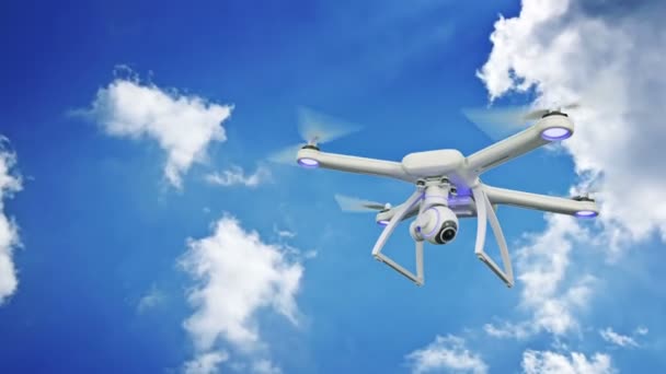 Drohne, Quadrocopter, mit Fotokamera am blauen Himmel. — Stockvideo