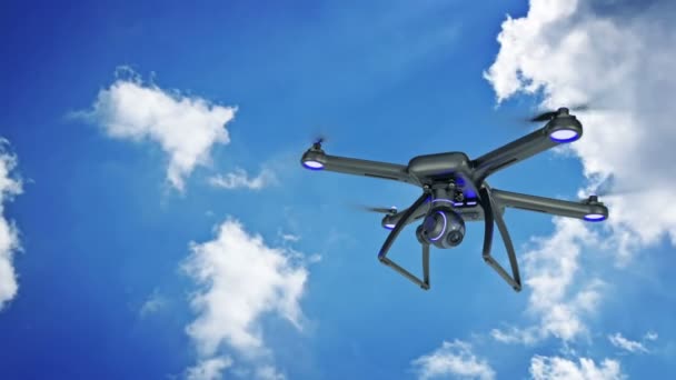 Дрон, квадрокоптер, с фотокамерой, летящей в голубом небе . — стоковое видео