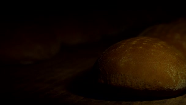 Chlebové bochníky dopravníkový pás v továrně na výrobu potravin. Výrobní linka chleba. Výroba pekařských potravin s čerstvými produkty. — Stock video