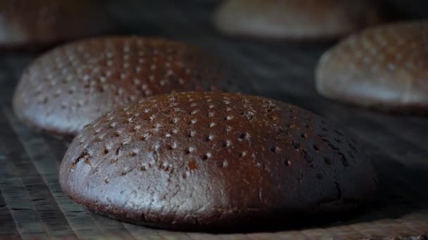 Cinta transportadora de panes en la fábrica de producción de alimentos. Línea de producción de pan. Panadería producción de la fábrica de alimentos con productos frescos . — Vídeos de Stock