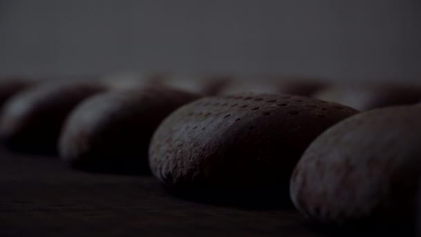 Ψωμί καρβέλια μεταφορική ταινία στο εργοστάσιο παραγωγής τροφίμων. Γραμμή παραγωγής ψωμιού. Παραγωγή εργοστασίων αρτοποιίας με φρέσκα προϊόντα. — Αρχείο Βίντεο