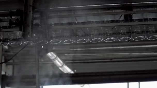 Garrafas de plástico de líquido na fábrica de leite moderna. Linha de produção de garrafas . — Vídeo de Stock
