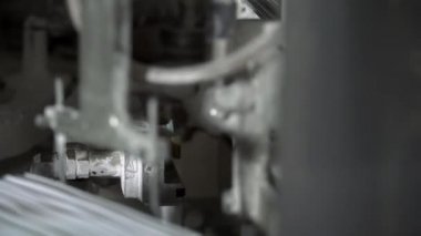Un paketlemek için bir taşıyıcı. Değirmende un paketliyorum. Paketleme için üretim hattı. Gıda ürünleri üretimi. Yakın çekim..