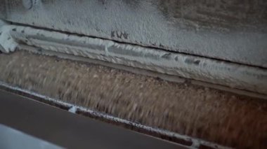 Yakın görüş - evcil gıda tahıl değirmeni makinesi: fabrikada karışık besleme hattı