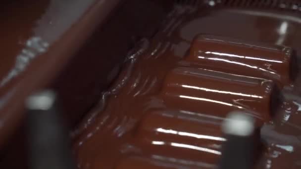 Glazed Sweet Curd çikolataları ve Wafer konilerinin üretimi. Süt ürünleri — Stok video