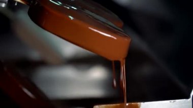 Çubuğun üzerindeki dondurma çikolata kreması ile kaplıdır. Çikolatalı fındıklı dondurma üretimde. Dondurma üretim hattı