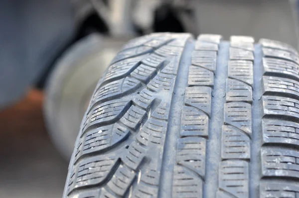 Des pneus de voiture. Pneus européens d'hiver pour voiture. Modèle de bande de roulement de roue . — Photo