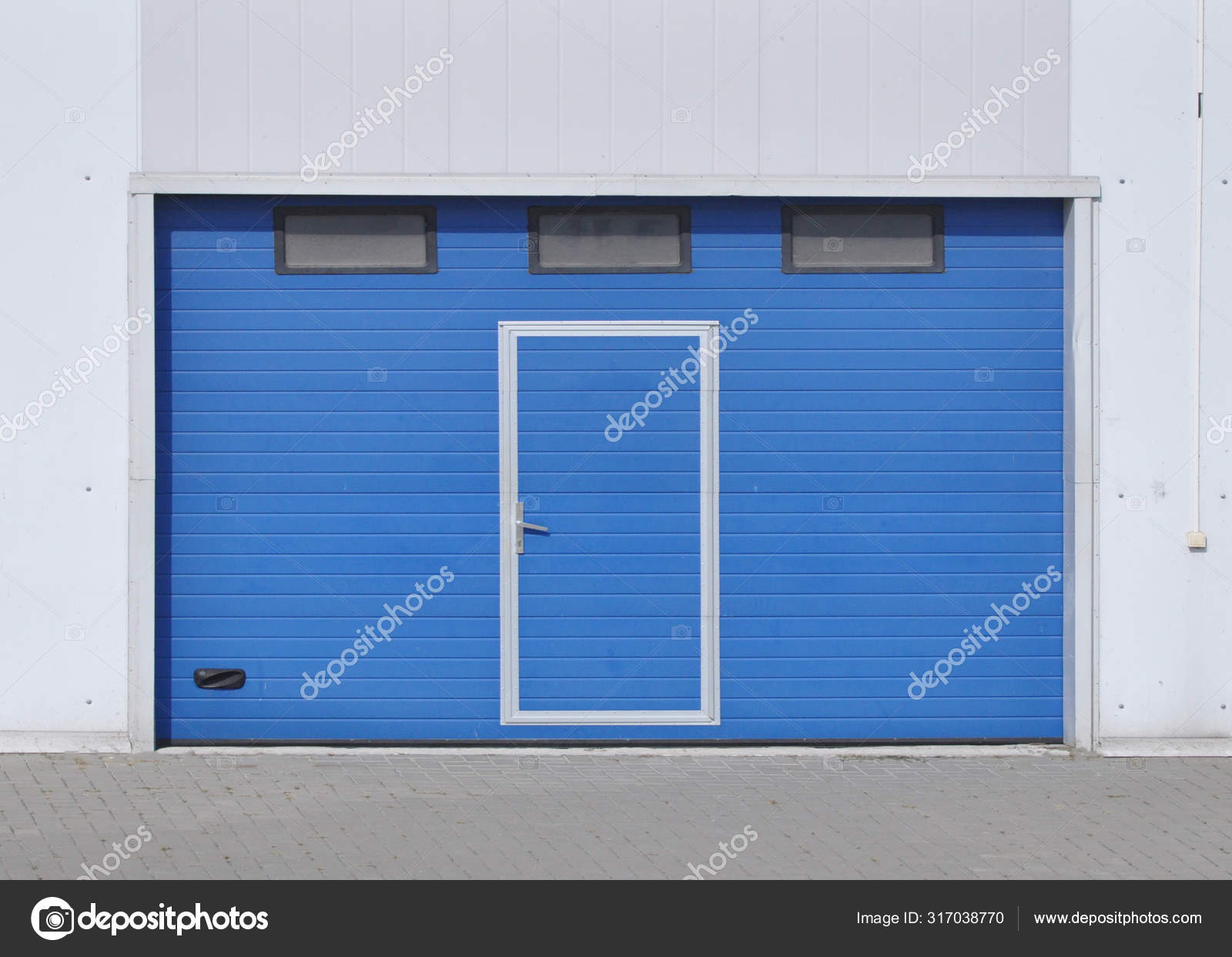 Puerta azul con persianas blancas — Foto de stock © safonmoskow #317038770