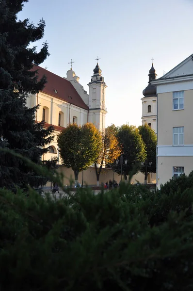 Kilátás a Boldogságos Szűz Mária Mennybemenetele templomra. Pinsk, Fehérorosz Köztársaság. Történelmi és kulturális érték. — Stock Fotó