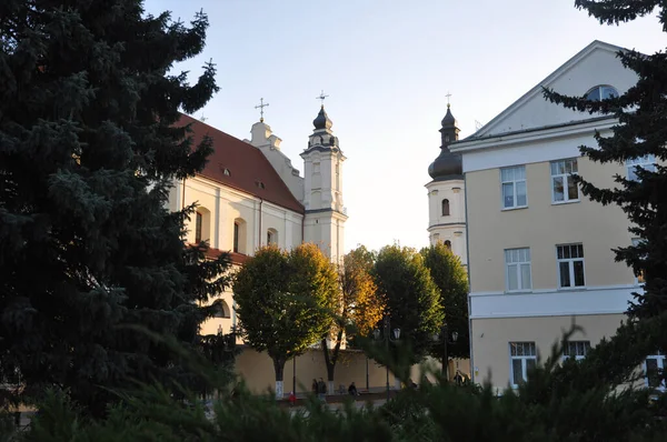 Kilátás a Boldogságos Szűz Mária Mennybemenetele templomra. Pinsk, Fehérorosz Köztársaság. Történelmi és kulturális érték. — Stock Fotó