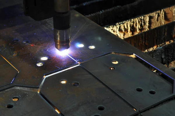 Průmyslové řezání kovů. Řezání plazmového kovu s cnc strojem. — Stock fotografie