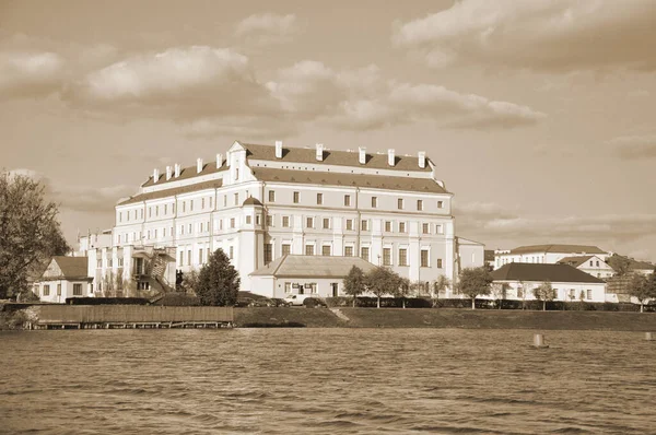 Jesuit College en Pinsk, República de Bielorrusia. Vista desde el río Pina . — Foto de Stock