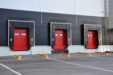 Büyük bir deponun boş yükleme rıhtımı. Modern depo kompleksi.