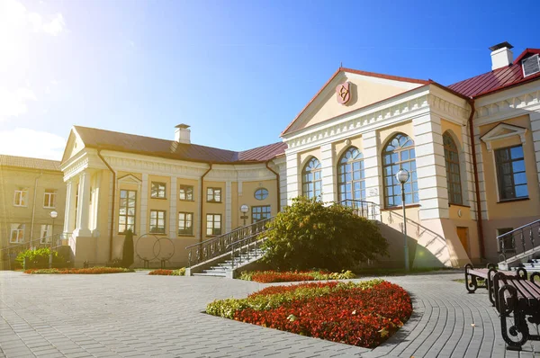 Palacio Butrimovich en la ciudad de Pinsk, una atracción turística atractiva — Foto de Stock