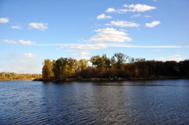Pripyat Nehri, Avrupa, Belarus. Sonbahar nehir manzarası.