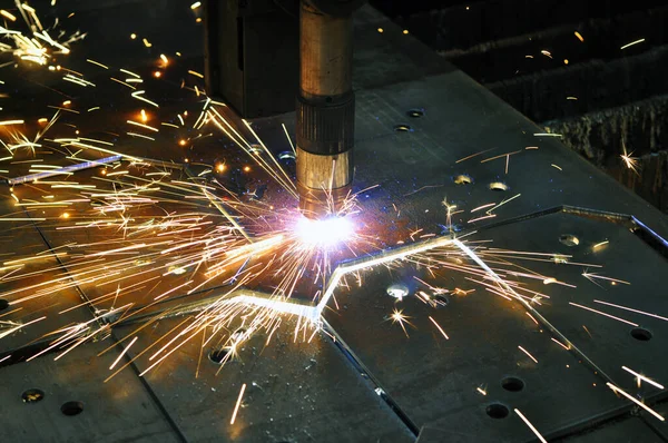 Corte de metal industrial. Corte de metal plasma com máquina cnc . — Fotografia de Stock