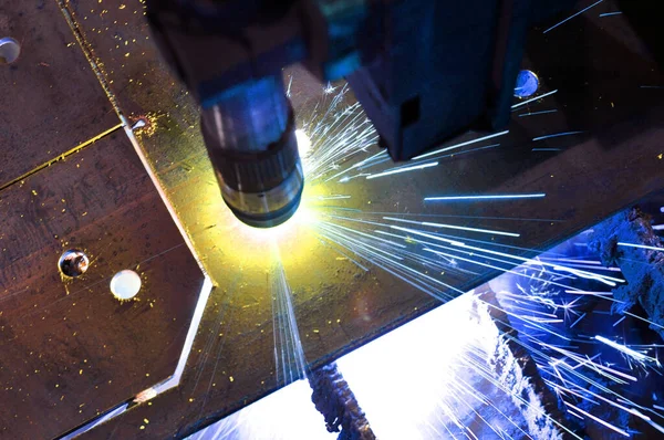 Industrielle Metallbearbeitung. Plasma-Metallschneiden mit CNC-Maschine. Anlage — Stockfoto