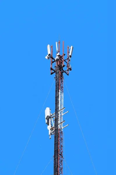 电信塔。 数字无线通信系统。 基本无线电话智能天线5g. — 图库照片