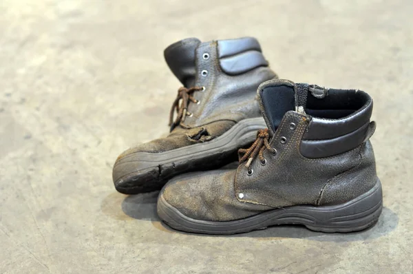 Těžce používal pracovní boty v drsném terénu. — Stock fotografie
