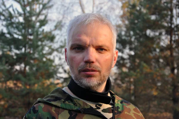 Soldaat man die op de achtergrond van het bos staat. Portret van een militair die de oorlog zat is.. — Stockfoto