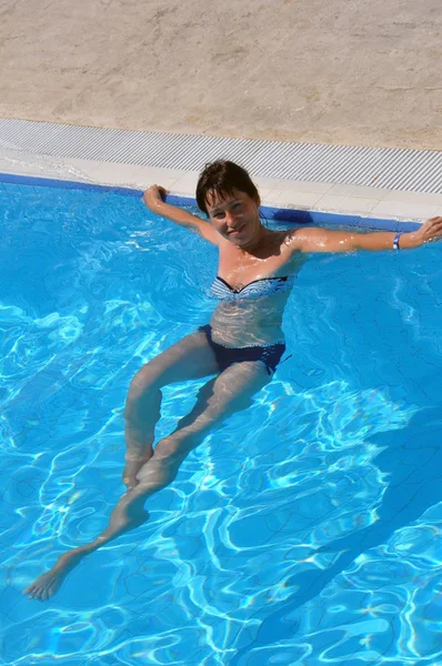 Vue de dessus de l'eau de piscine avec belle femme — Photo