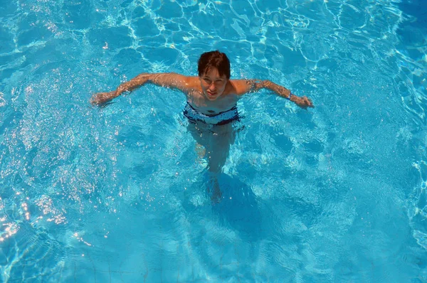 Top uitzicht op zwembad water met mooie vrouw — Stockfoto