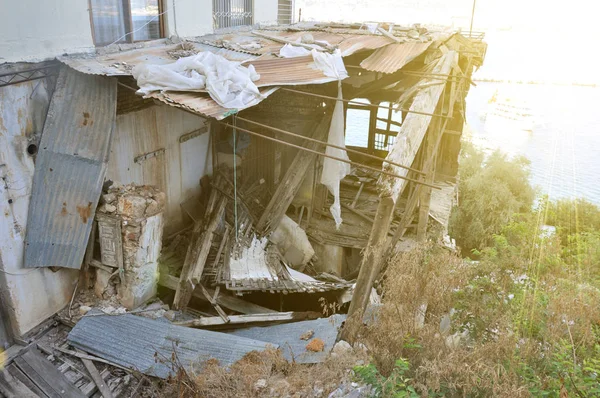 Casa en ruinas en la orilla del mar, residuos de construcción . — Foto de Stock