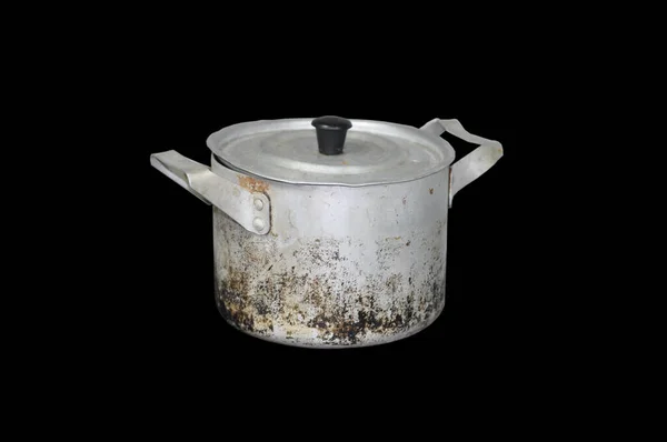 Παλιό βρώμικο αλουμινένιο τηγάνι. Απομόνωση σε μαύρο φόντο — Φωτογραφία Αρχείου
