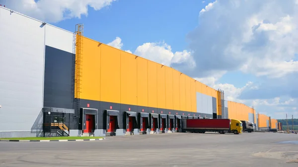 Complexe d'entrepôt logistique innovant. Excellente solution pour le stockage, le tri et le transport des produits. Transports — Photo