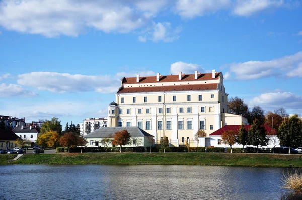 Єзуїтський коледж у Пінську, Білорусь. Вид з річки Піна. — стокове фото