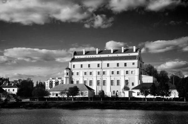 Jesuit College en Pinsk, República de Bielorrusia. Vista desde el río Pina . — Foto de Stock