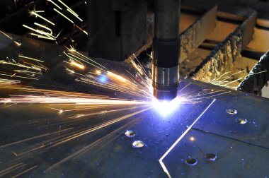 Modern endüstriyel teknoloji ile metal lazer kesimi. Biraz tahıl ve belki bulanık.