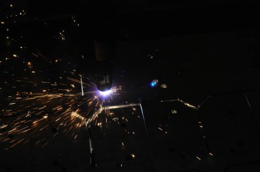 Metal kesimi. Metali plazma kesme işlemi.