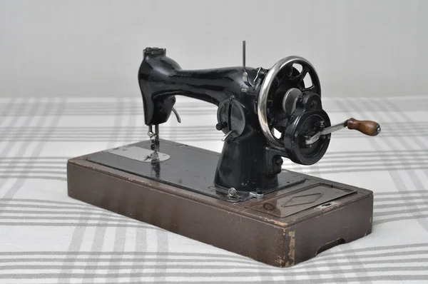Vintage ραπτομηχανή με χειροκίνητη κίνηση στο φόντο ενός λινού τραπεζομάντιλου. — Φωτογραφία Αρχείου