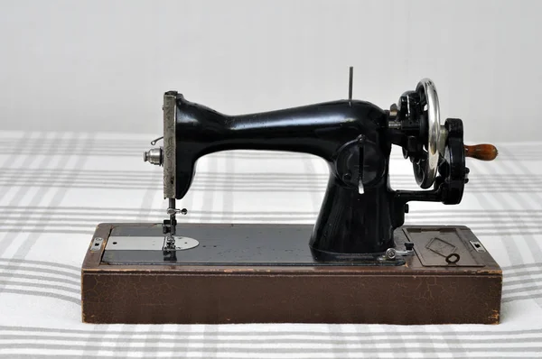 Vintage ραπτομηχανή με χειροκίνητη κίνηση στο φόντο ενός λινού τραπεζομάντιλου. — Φωτογραφία Αρχείου