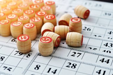 Tahta elementlerle eski bir loto oyunu. Bingo kartlarının üzerinde numaralar olan variller. F