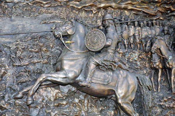 Bas-relief représentant un cavalier avec une lance sur un cheval . — Photo