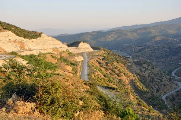 Tierras altas en Turquía, sinuoso camino de asfalto de montaña . — Foto de Stock