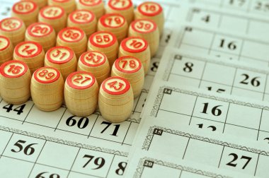 Tahta elementlerle eski bir loto oyunu. Bingo kartlarının üzerinde numaralar olan variller. F